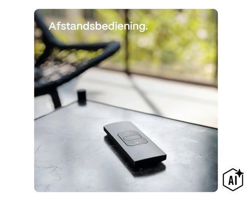 Une télécommande plate avec des boutons de commande posée sur une table dans un salon. (Image AI modified or generated)