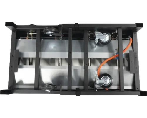 Dessous d''un chariot de gril avec conduite de gaz et roulettes