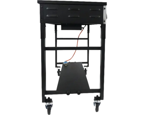 Vue de dessous d’un barbecue noir avec roulettes et une étagère