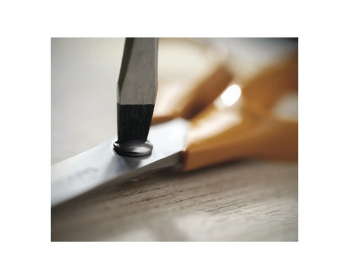 Nahaufnahme einer Schere auf einem Holztisch