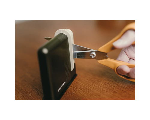 Fiskars Scheren Schleifgerät mit orangefarbener Schere