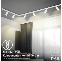 Deckenleuchte mit Spots und Schienensystem in einem Wohnzimmer.