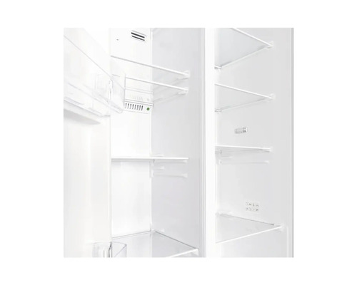 Intérieur d''un réfrigérateur avec des étagères