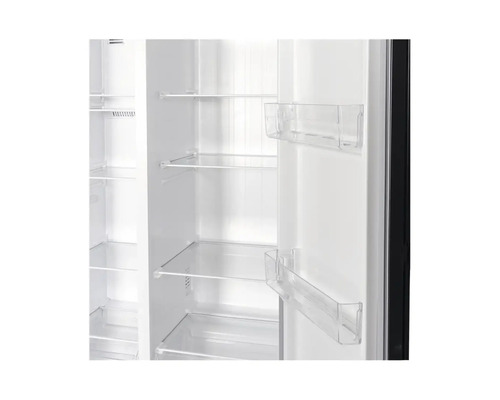 Vue intérieure d''un réfrigérateur avec des étagères et des balconnets de porte