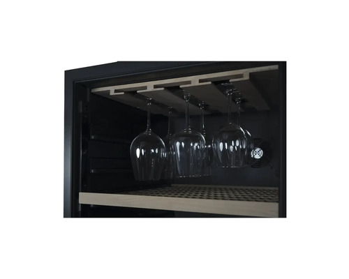 Innenansicht eines Weinkühlschranks mit Gläserhalterung und Weingläsern