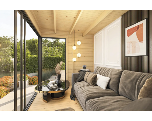 Salon lumineux avec canapé, table et vue sur le jardin