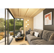 Sauna de jardin lumineuse avec canapé, table et éclairage