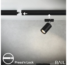 Deckenmontage einer schwarzen Stromschienenschiene mit einem schwarzen LED-Strahler und dem Press''n Lock Symbol.