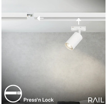 Innenaufnahme einer Decke mit einem weißen Schienensystem und einem einzelnen Strahler, der Licht abgibt