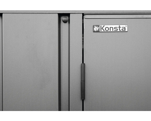 Vue détaillée d''un abri de rangement Konsta avec charnière de porte et logo Konsta