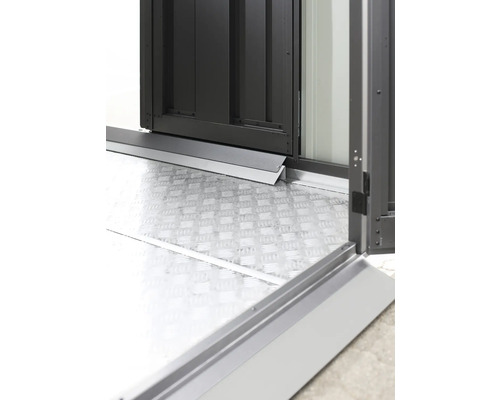 Vue détaillée d''une porte de cabane de jardin en métal avec plaque de base