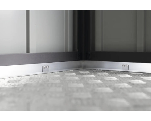 Vue détaillée d''un angle d''une remise de jardin avec plancher et cadre