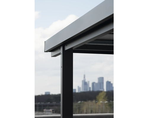 Vue détaillée d''un toit de terrasse en métal devant la silhouette de la ville