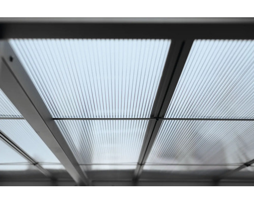 Vue détaillée d''un toit de terrasse transparent avec cadre en aluminium