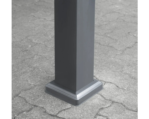 Vue détaillée d''un poteau avec fixation au pied.