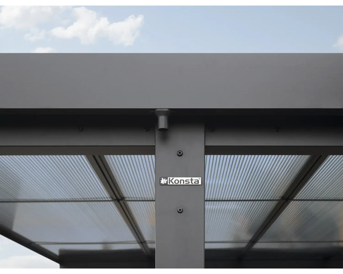 Vue détaillée d''un pavillon avec toit en polycarbonate et logo Konsta.
