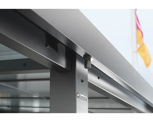 Vue détaillée d''un toit de terrasse en métal avec le logo Konsta.