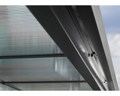 Vue détaillée d''un toit de terrasse avec plaques en polycarbonate