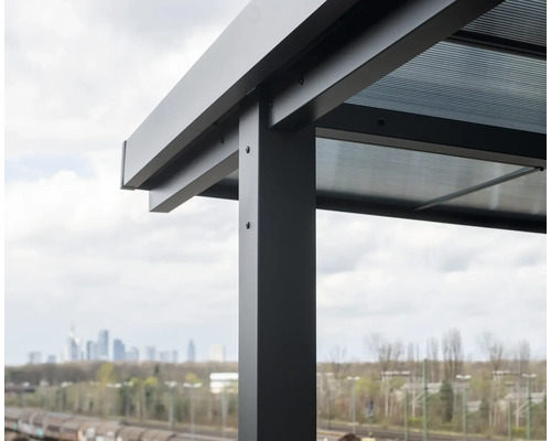 Vue détaillée d''un toit de terrasse moderne avec des plaques en polycarbonate