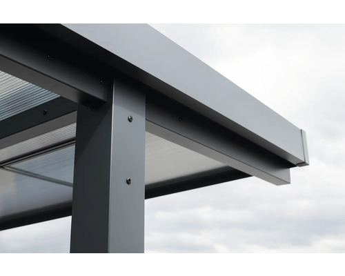 Vue détaillée d''un toit de terrasse avec cadre en aluminium et toit transparent