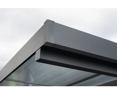 Vue détaillée d''un toit de terrasse avec cadre en aluminium et toit transparent