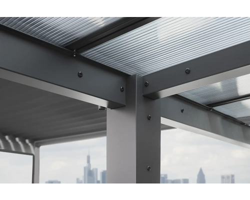 Vue détaillée d''un toit de terrasse avec cadre en aluminium et toit transparent