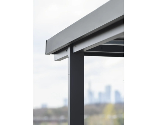 Vue détaillée d''un toit de terrasse en aluminium avec piliers et cadre