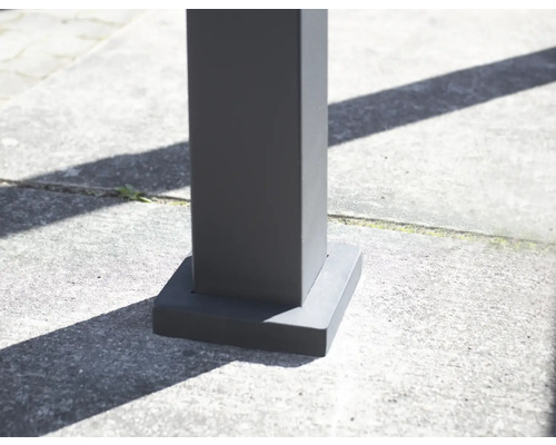 Gros plan sur la fixation au sol d''un toit de terrasse gris.