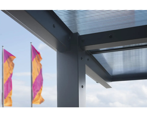 Vue détaillée d''un toit de terrasse en métal avec toit transparent