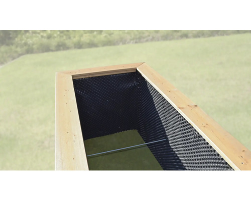 Jardinière surélevée recouverte d''une feuille à bulles