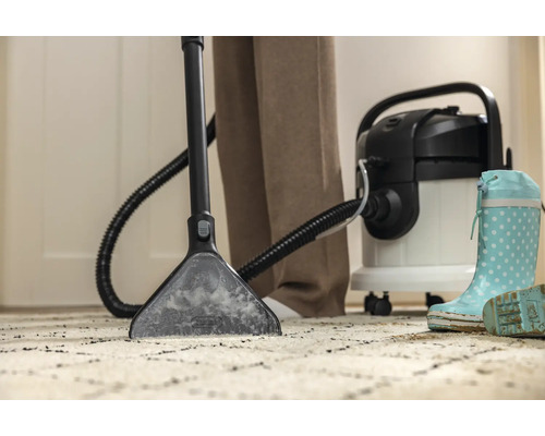 Appareil de nettoyage de tapis en cours d''utilisation sur un tapis