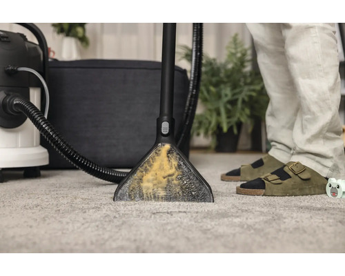 Nettoyeur de tapis en cours d''utilisation sur une moquette