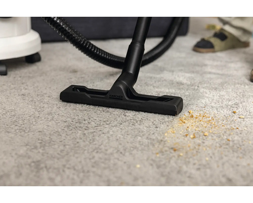 Aspirateur Kärcher avec embout aspirant la saleté sur le tapis