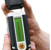Hydromètre tenu dans les mains