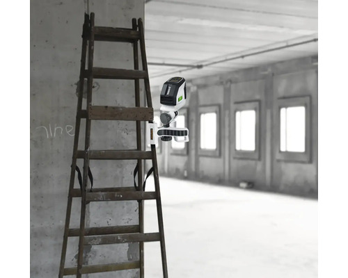 Kreuzlinienlaser an einer Leiter in einem unrenovierten Raum