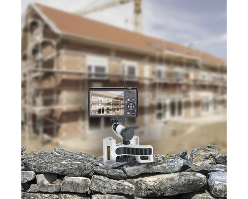 Digitalkamera auf Laserliner Stativ vor Baustelle