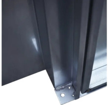 Detailaufnahme eines Metallrahmens mit Eckverbindung und Befestigungslöchern.