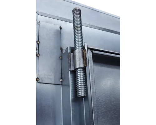 Gewindestange an Metallkonstruktion