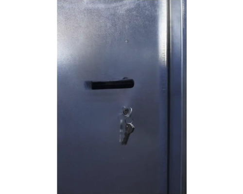 Metallschranktür mit Griff und Schlüssel