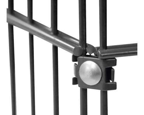 Detailansicht einer Metallgitterstruktur mit Verbindungsstück