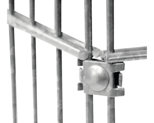 Gros plan d''une clôture métallique avec élément de connexion
