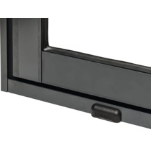 Vue détaillée d''un cadre de fenêtre noir avec poignée