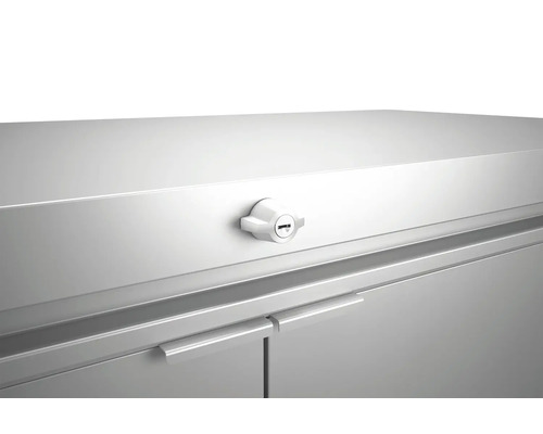 Gros plan d''une armoire métallique avec serrure et poignées