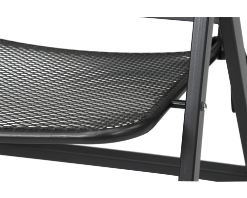 Gros plan d''une chaise de jardin avec un maillage métallique