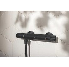 Schwarze Grohe Duscharmatur mit Thermostat zur Wandmontage.