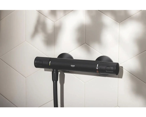 Schwarze Grohe Duscharmatur mit Thermostat zur Wandmontage.