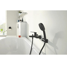 Schwarze Badewannenarmatur mit Handbrause an einer weissen Badewanne