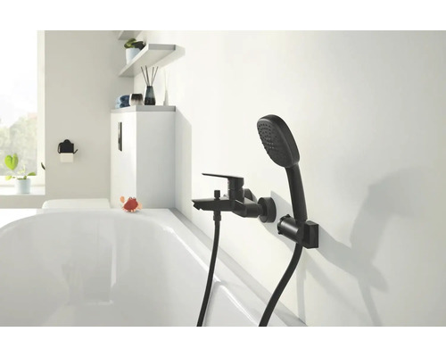 Schwarze Badewannenarmatur mit Handbrause an einer weissen Badewanne