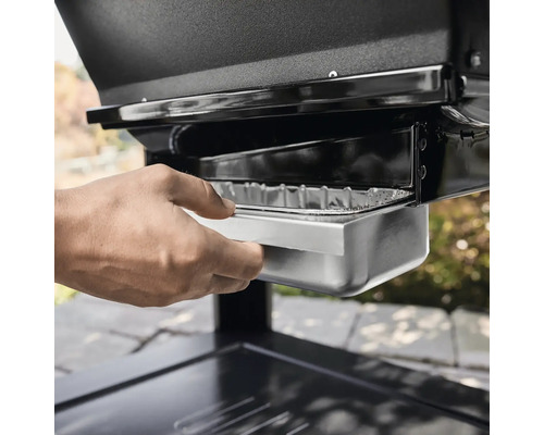 Gros plan d''un barbecue au charbon de bois avec bac à cendres amovible