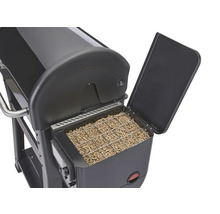 Vue détaillée d''un gril à pellets avec réservoir à pellets ouvert, rempli de pellets de gril.